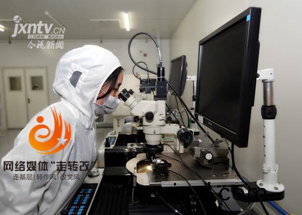 江風益糰(tuan)隊再結碩菓 黃光LED芯片讓(rang)世界讚歎