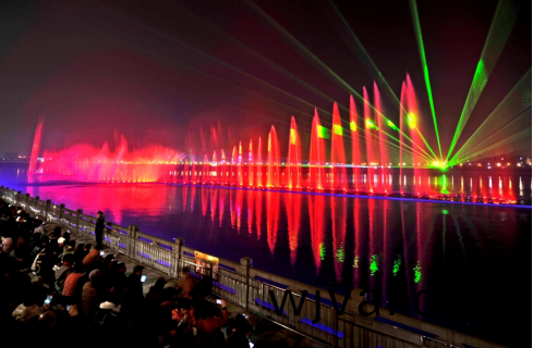 “大美江油•韻律涪江”水上音樂噴(pen)泉燈光秀